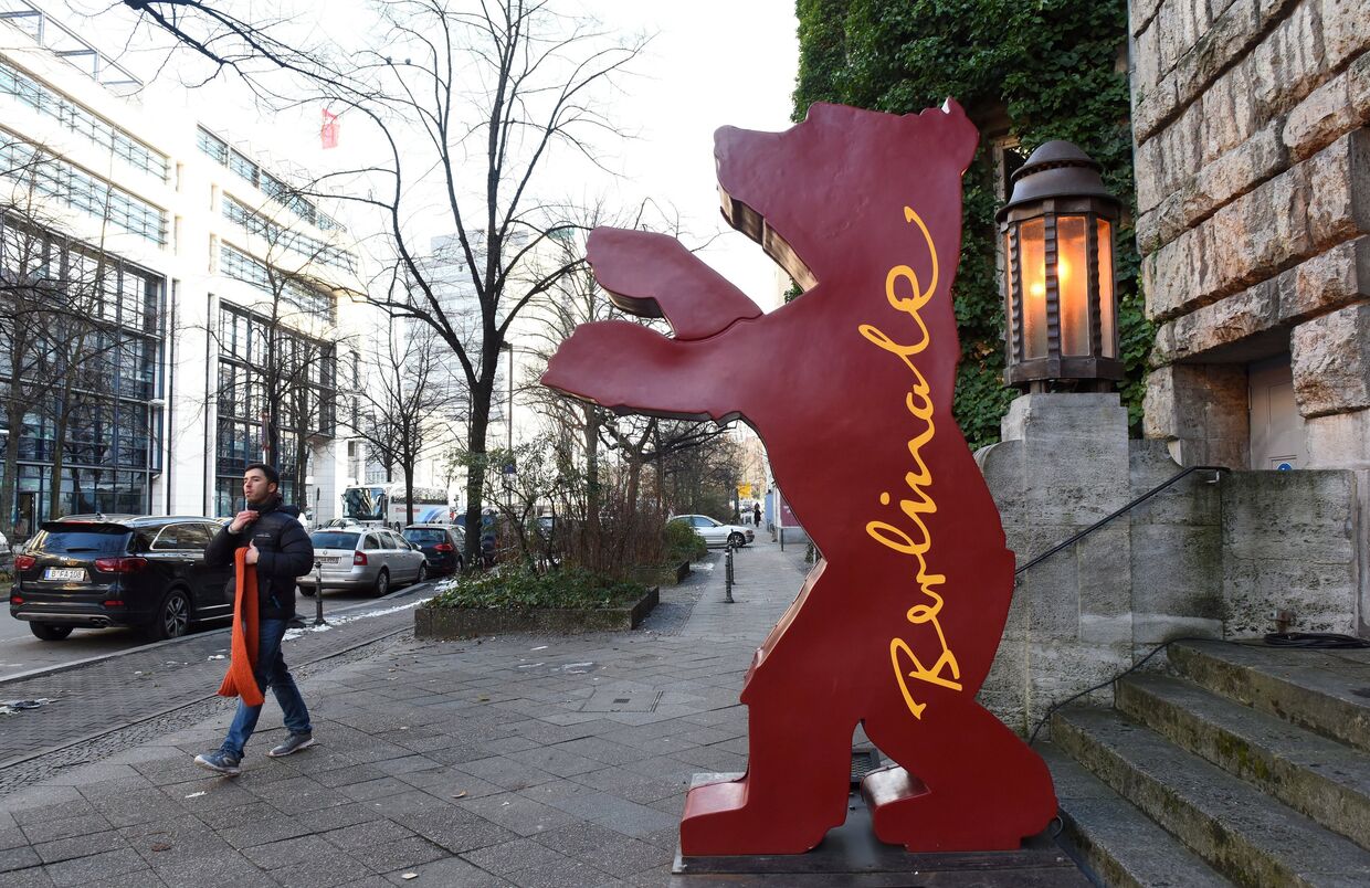 Символ Берлинского международного кинофестиваля на одной из улиц Берлина