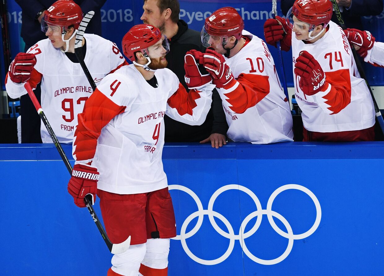Игроки сборной России радуются заброшенной шайбе в полуфинальном матче Чехия - Россия по хоккею среди мужчин на XXIII зимних Олимпийских играх. 23 февраля 2018