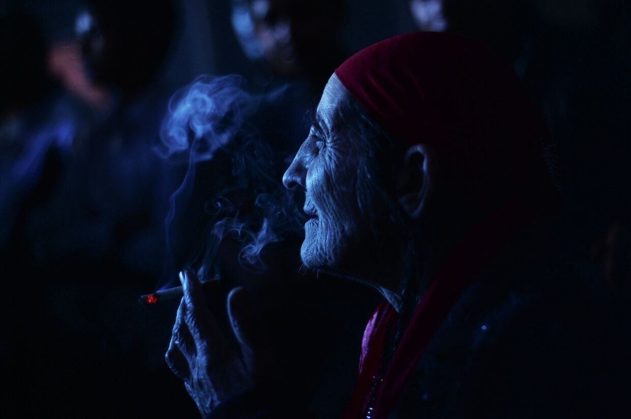 Пожилая женщина на цыганской свадьбе в таборе