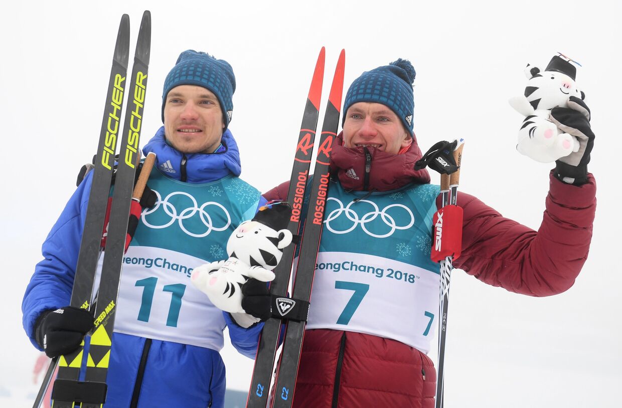 Призеры масс-старта на 50 км классическим стилем в соревнованиях по лыжным гонкам среди мужчин Андрей Ларьков и Александр Большунов. 24 февраля 2018