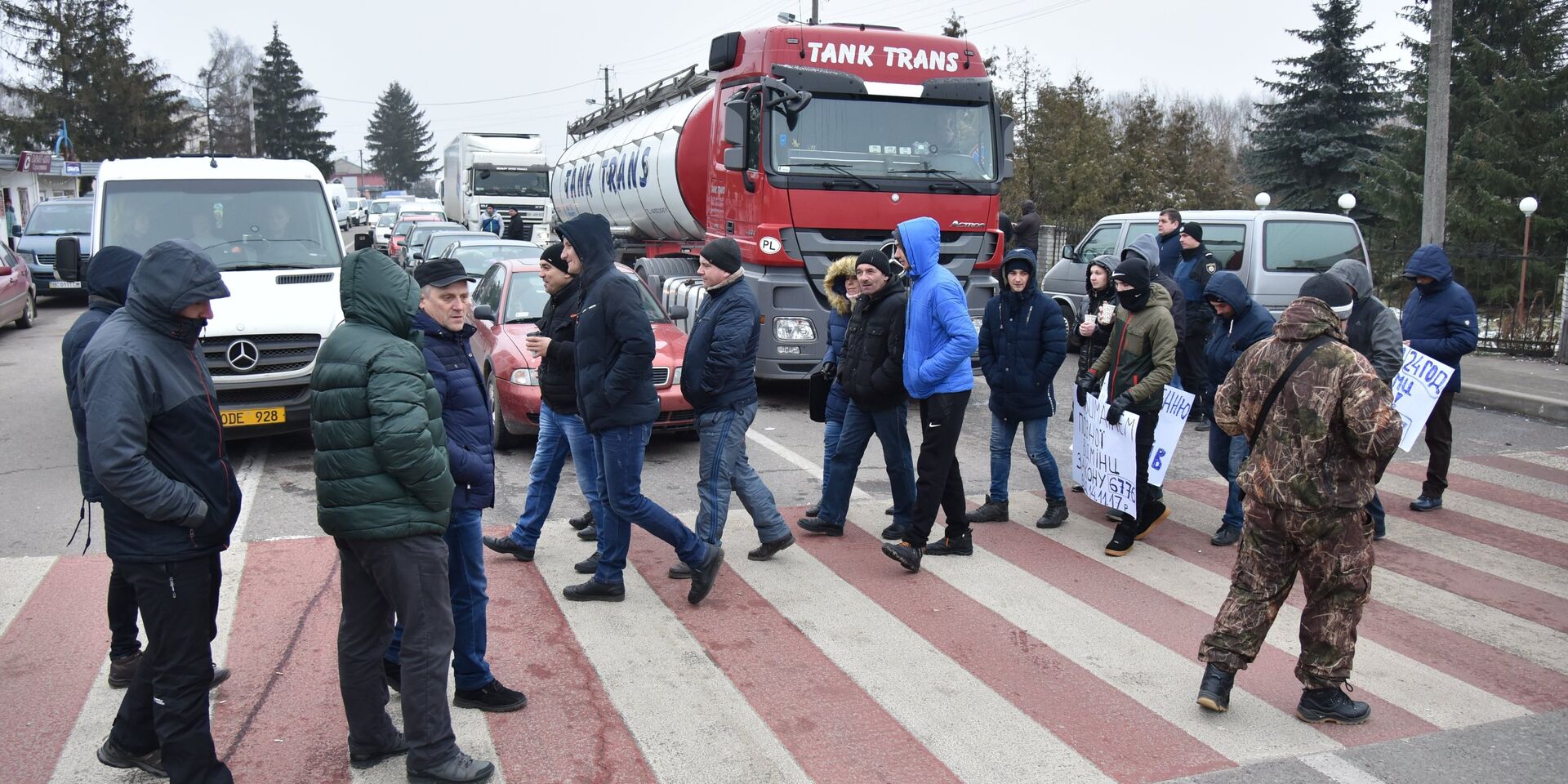 Участники акции протеста на границе между Украиной и Польшей. 10 января 2018 - ИноСМИ, 1920, 26.01.2023
