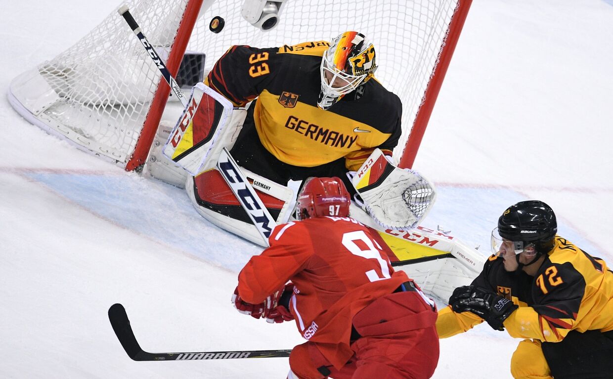 Данни аус ден Биркен пропускает шайбу в свои ворота в финальном матче Россия - Германия по хоккею среди мужчин на XXIII зимних Олимпийских играх. 25 февраля 2018
