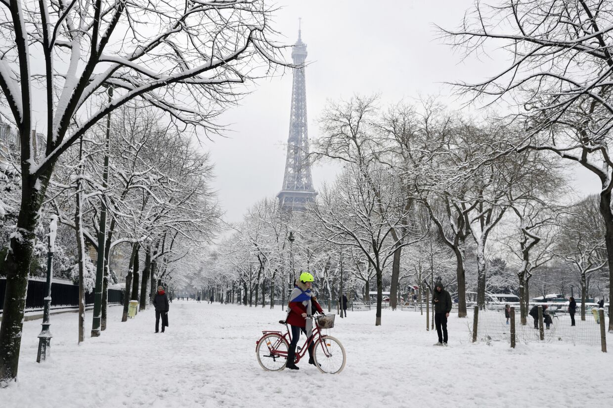 Последствия снегопада в Париже, Франция. 7 февраля 2018
