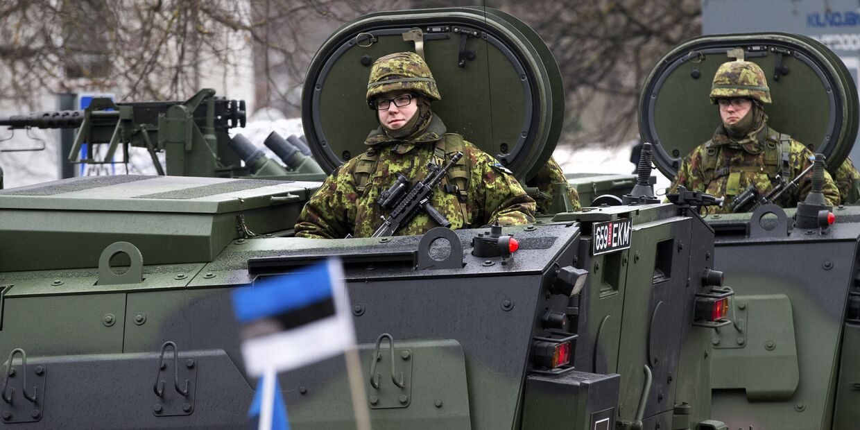 Парад эстонских войск в Нарве в день независимости Эстонии