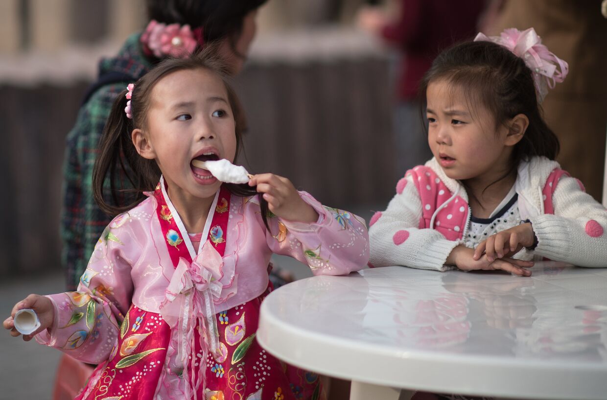 Дети едят мороженое в Центральном зоопарке Пхеньяна