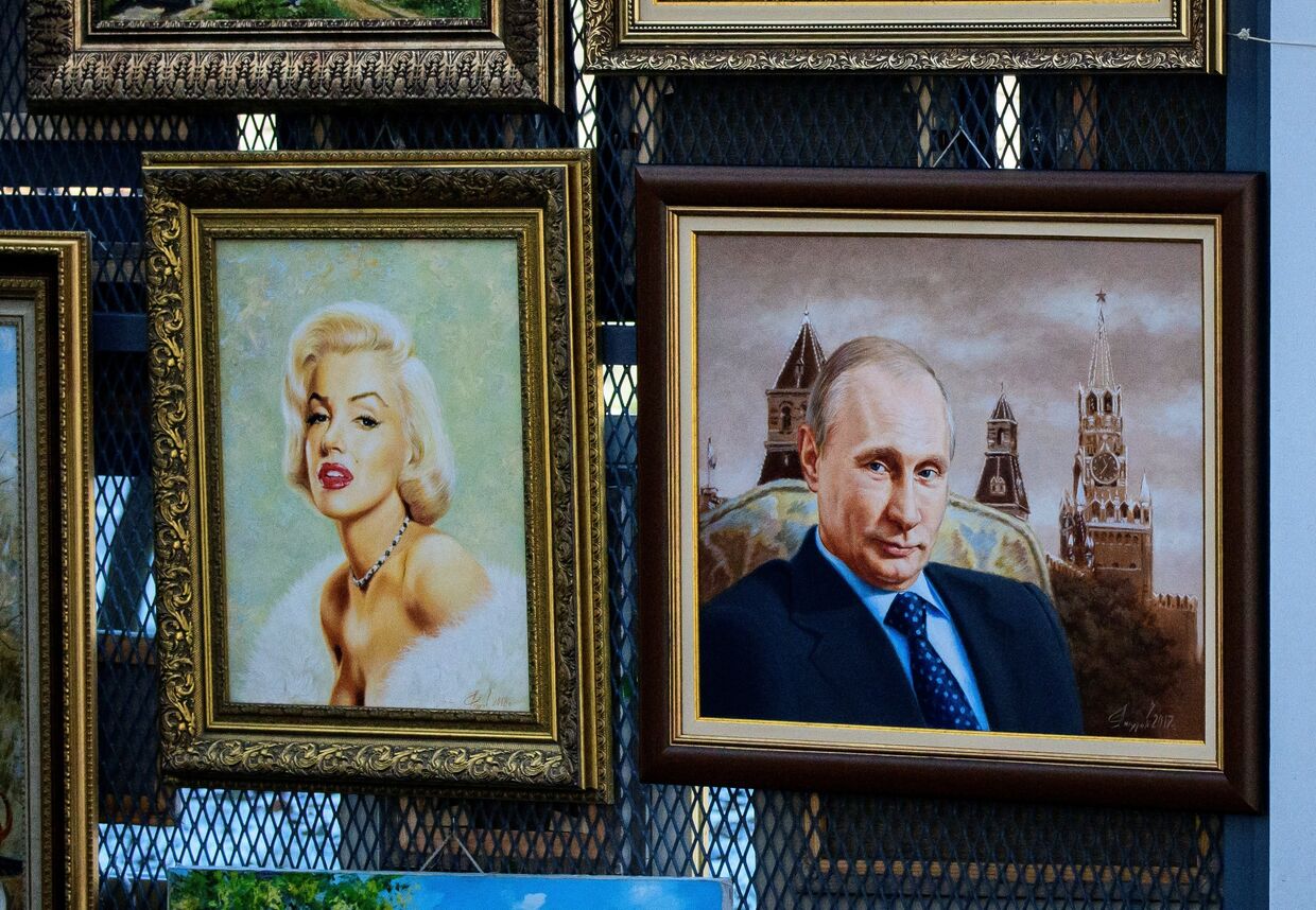 Портреты президента России Владимира Путина и Мэрилин Монро