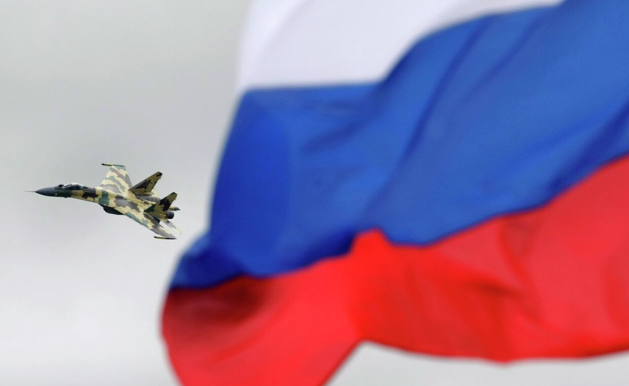 Российский истребитель СУ-35 во время выступления на авиасалоне МАКС в Жуковском
