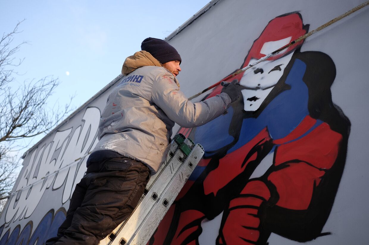 Cтрит-художники Денис и Игорь Федосенко рисуют граффити в честь победы российской сборной по хоккею