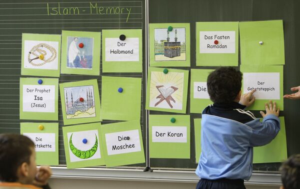 Школьник на занятии по истории ислама в школе в Штутгарте, Германия