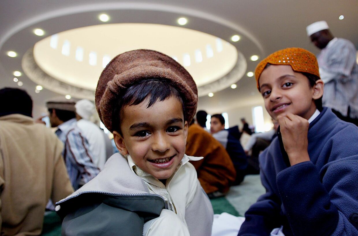 Дети во время молитвы в мечети в Лондоне