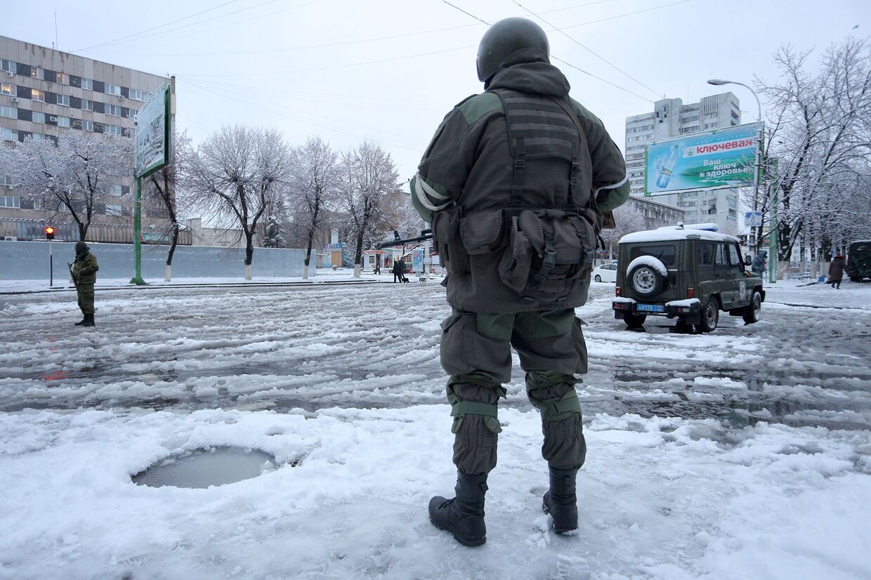 Вооруженные люди в военной форме в Луганске
