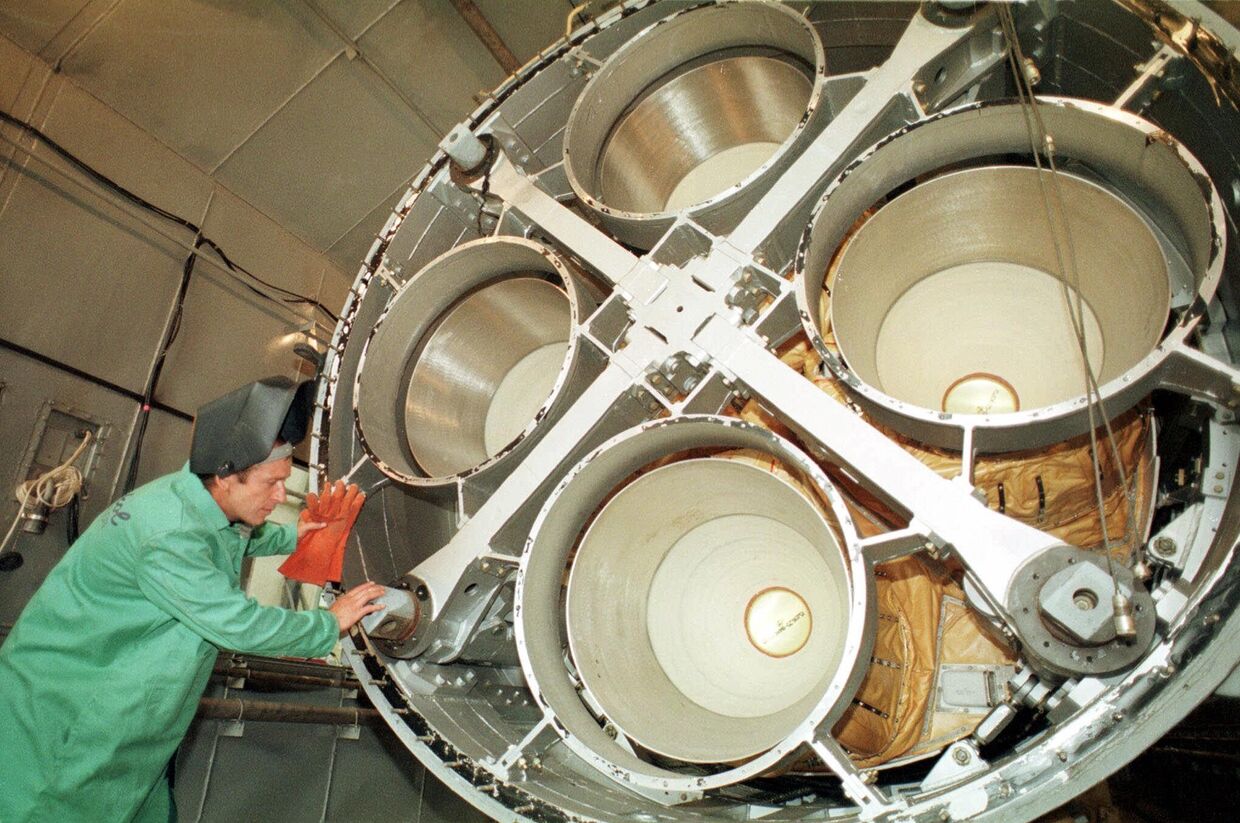 Инженер осматривает двигатель межконтинентальной баллистической ракеты СС-19