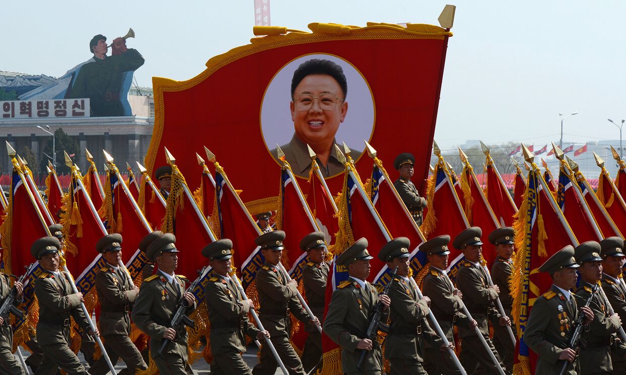 Военный парад в ознаменование 100-летия со дня рождения основателя страны Ким Ир Сена в Пхеньяне