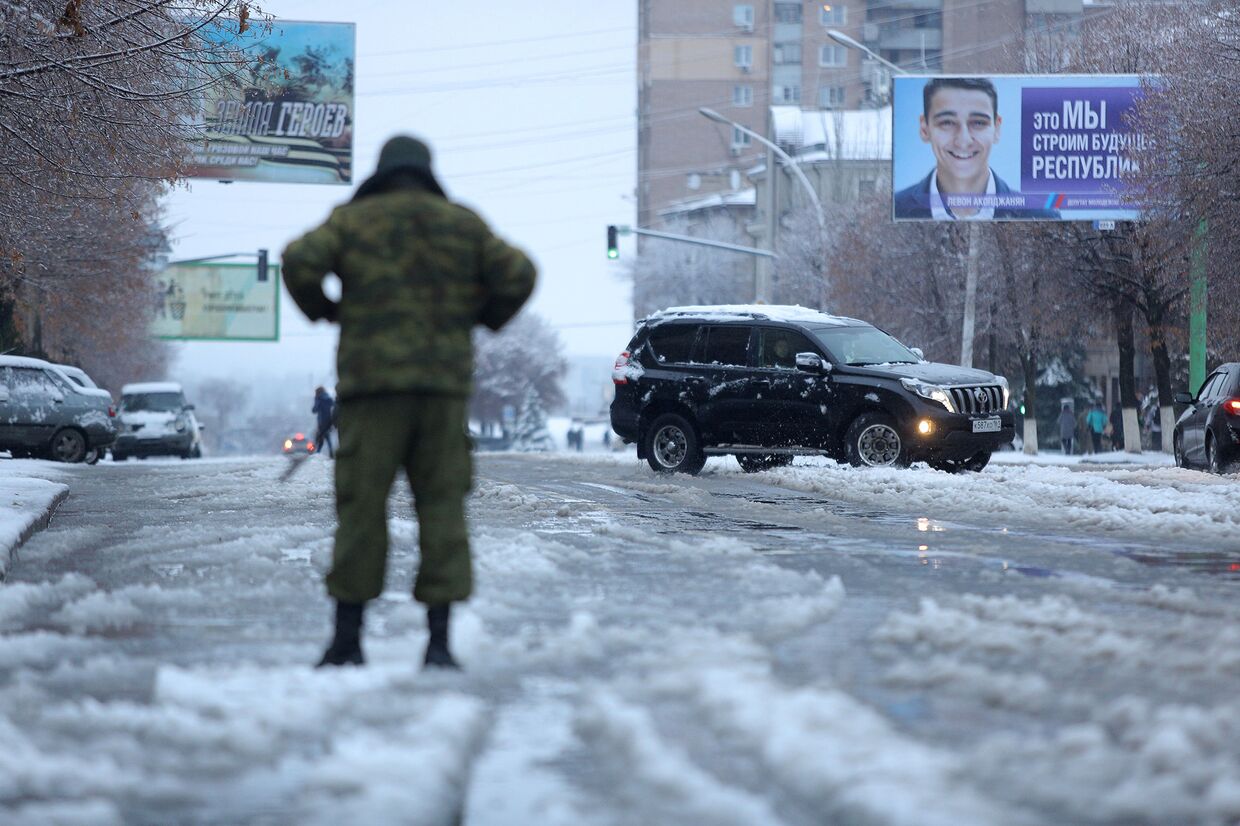 Вооруженные люди в военной форме в Луганске