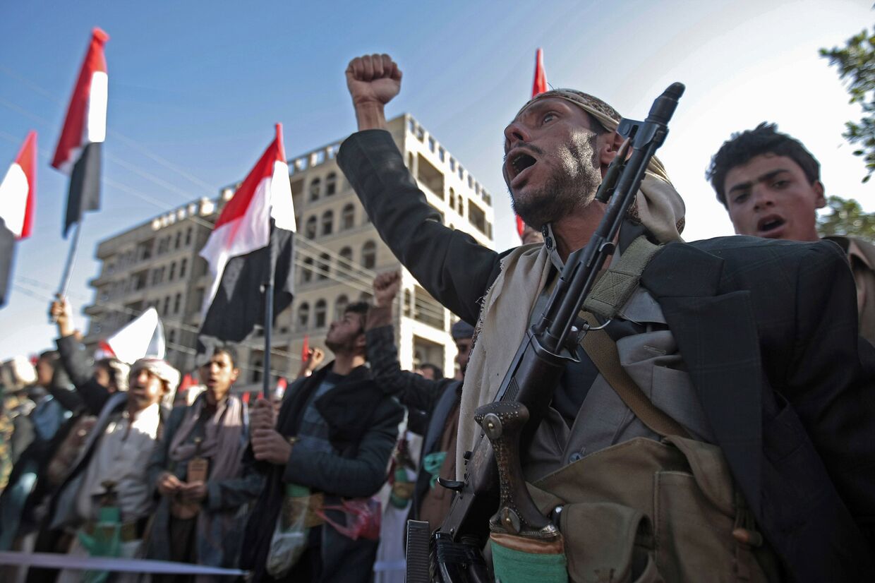Сторонники Шиитских повстанцев Хутхи во время акции протеста в Сане, Йемен