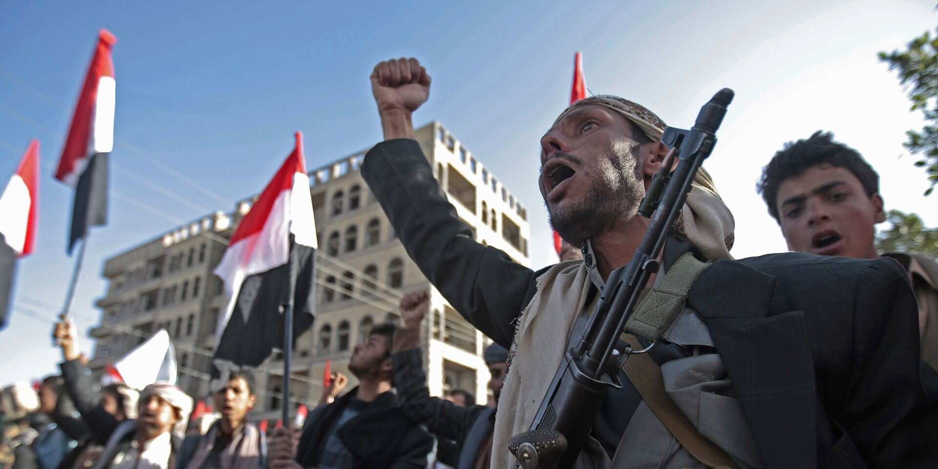 Сторонники Шиитских повстанцев Хутхи во время акции протеста в Сане, Йемен - ИноСМИ, 1920, 13.01.2024