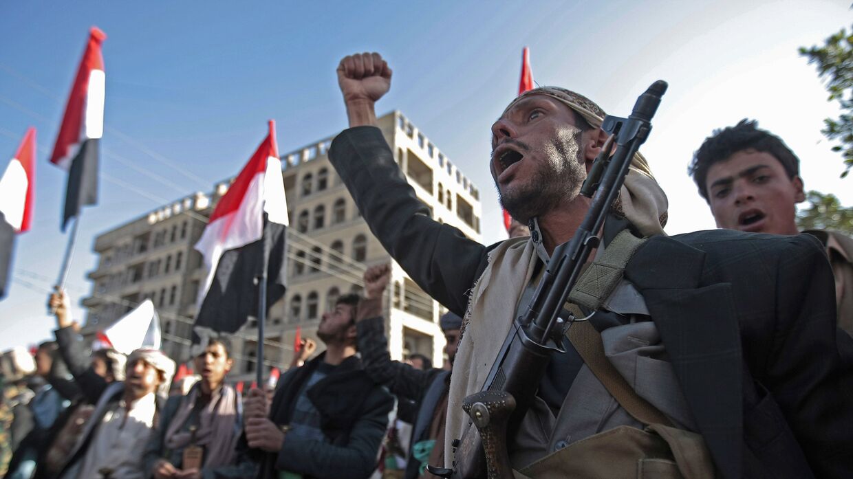Сторонники Шиитских повстанцев Хутхи во время акции протеста в Сане, Йемен