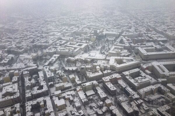 Аэрофотоснимок запечатлел покрытые снегом здания в Софии, Болгария