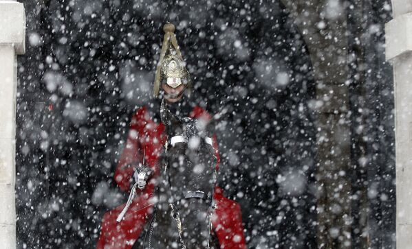 Во время церемонии смены караула под снегопадом в центре Лондона