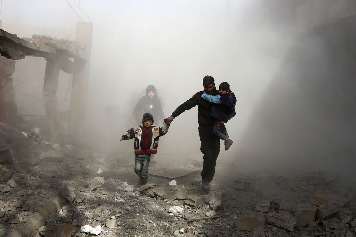Жители сирийского города Джисрин в Восточной Гуте спасаются от авиаударов