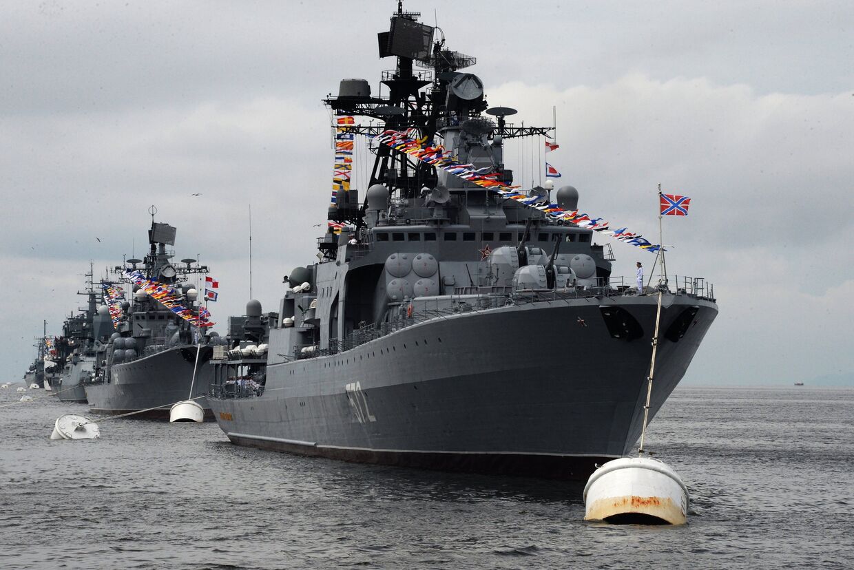 Большой противолодочный корабль Адмирал Виноградов  во время парада кораблей, посвященного Дню Военно-морского флота России, во Владивостоке. 30 июля 2017