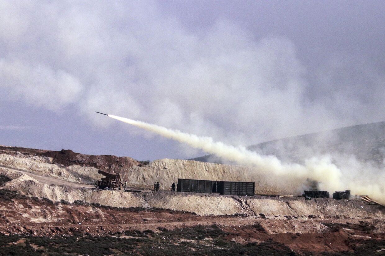 Турецкая артиллерия стреляет по позициям курдских формирований в районе Африна, Сирия. 9 февраля 2018
