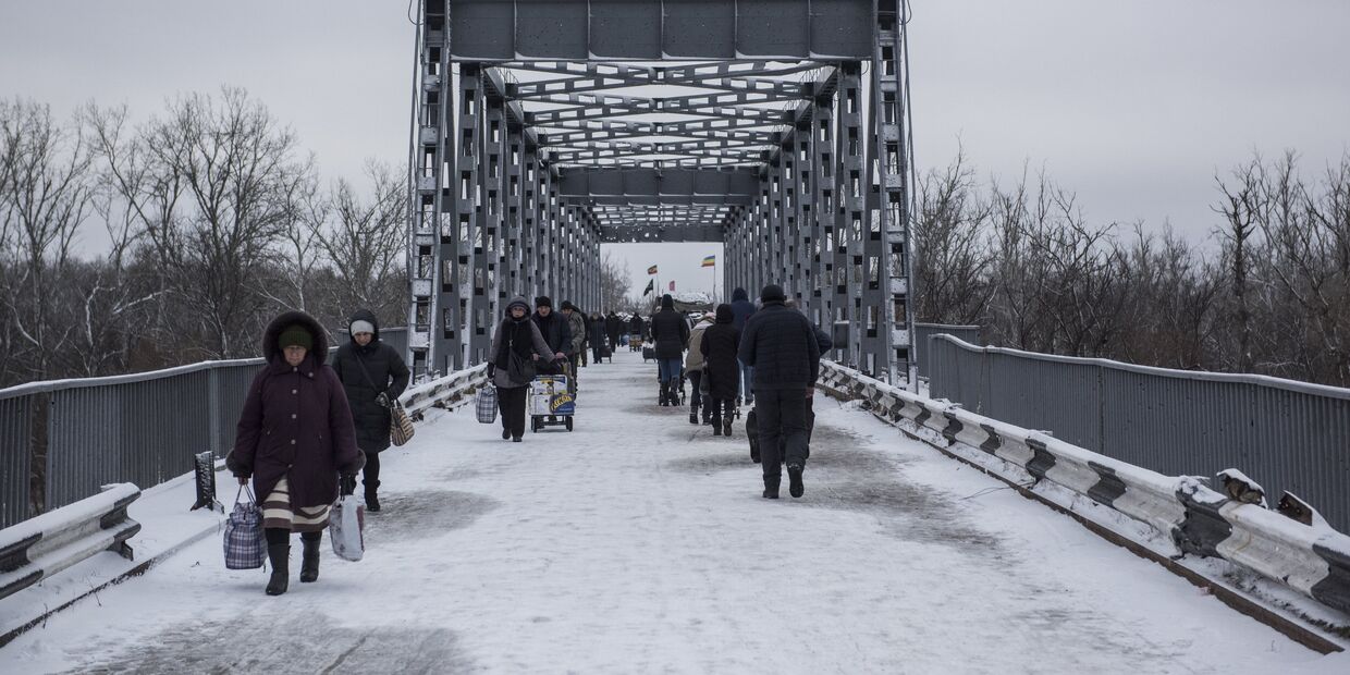 Люди в районе временного пункта пропуска Станица Луганская между Украиной и Луганской народной республикой