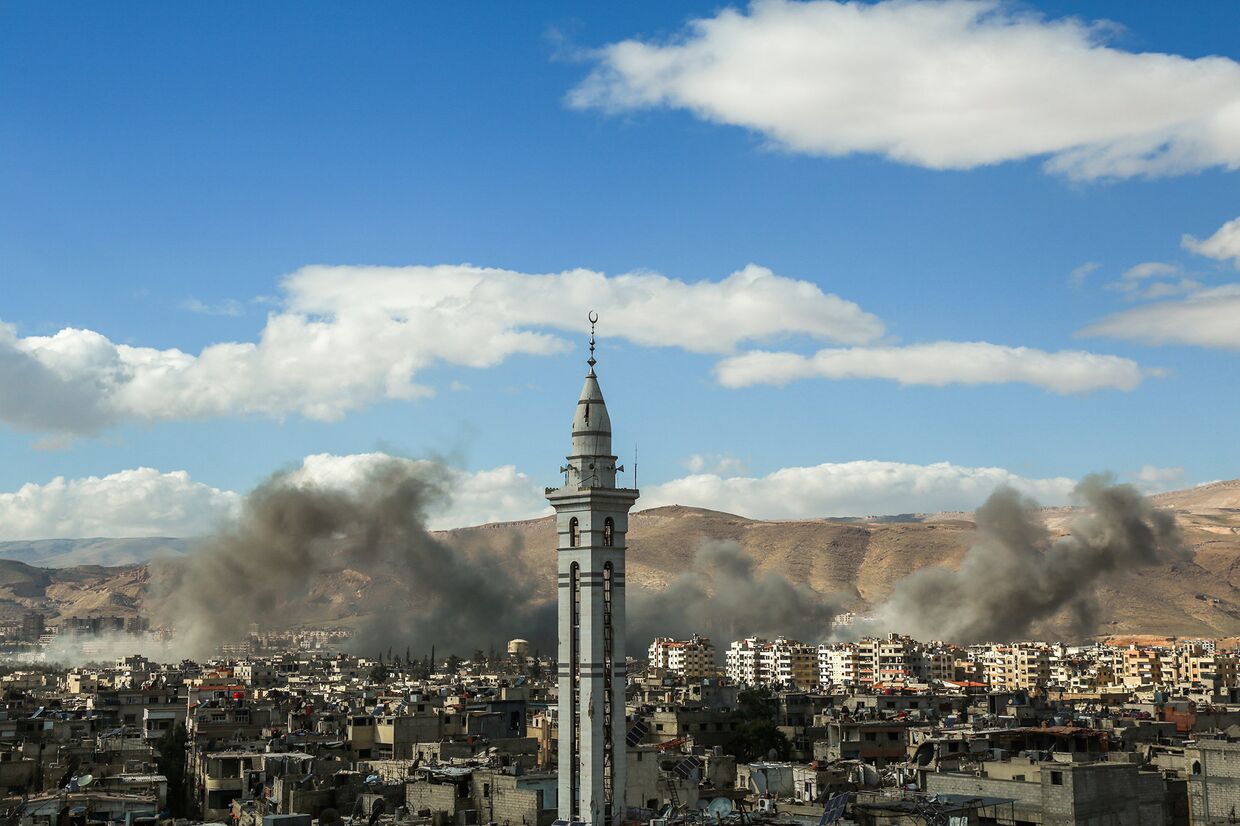 Дым во время домбардировок в городе Дума в районе Восточной Гуты, Сирия