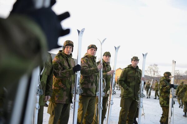 Национальная гвардия Миннесоты в норвежской форме осваивает лыжи в лагере Вэрнес, Норвегия Национальная гвардия Миннесоты в норвежской форме осваивает лыжи в лагере Вэрнес, Норвегия