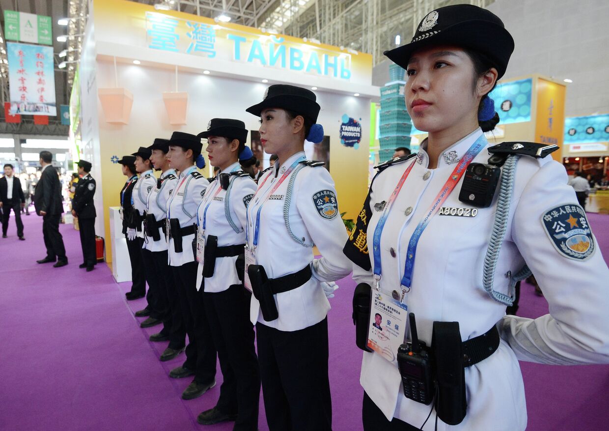Сотрудницы китайской полиции на Втором российско-китайском ЭКСПО в Харбине