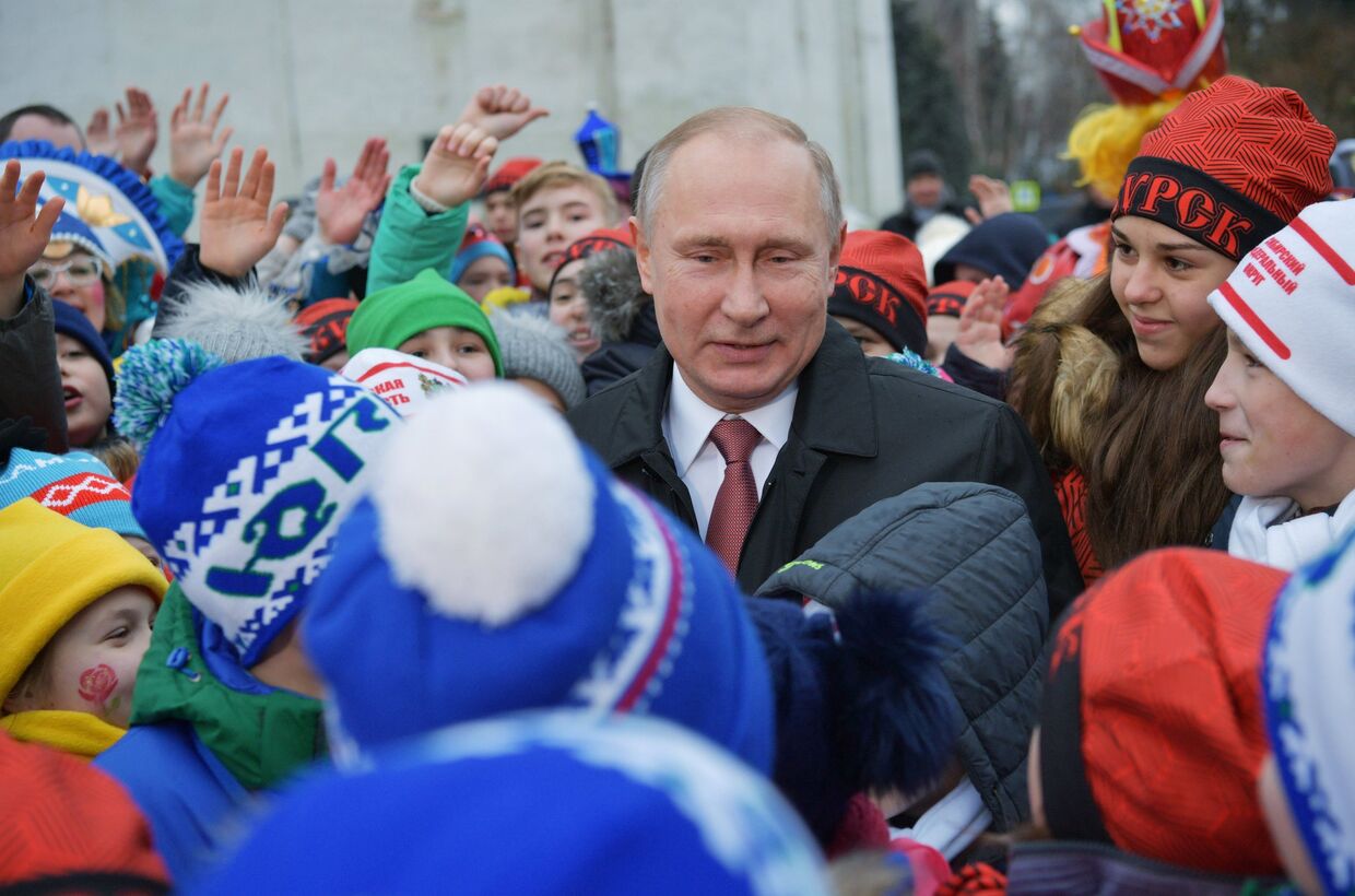 Президент РФ Владимир Путин во время встречи на Соборной площади с детьми - гостями Кремлевской елки. 26 декабря 2017