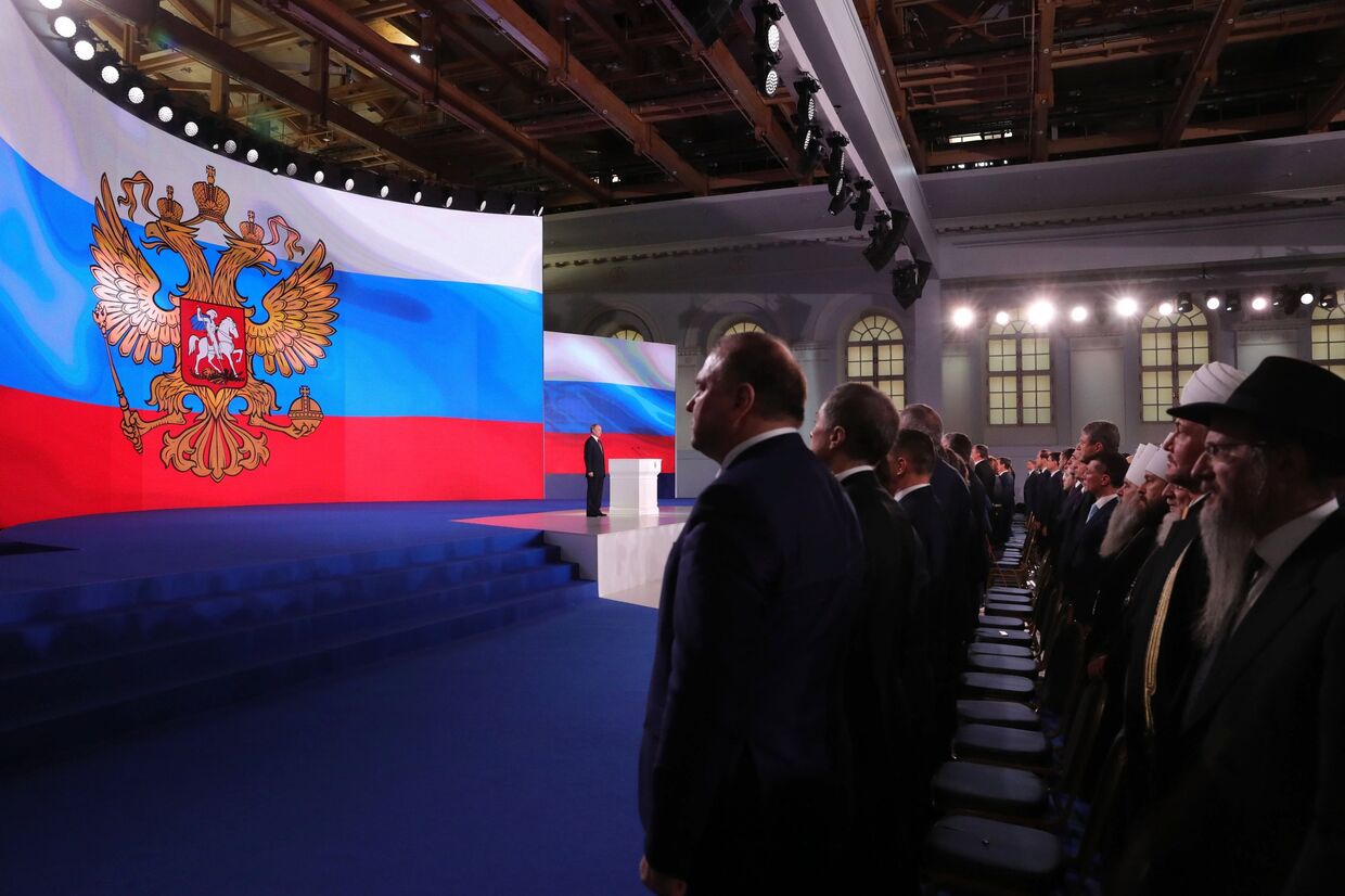 Президент РФ Владимир Путин во время исполнения гимна после выступления с ежегодным посланием Федеральному Собранию