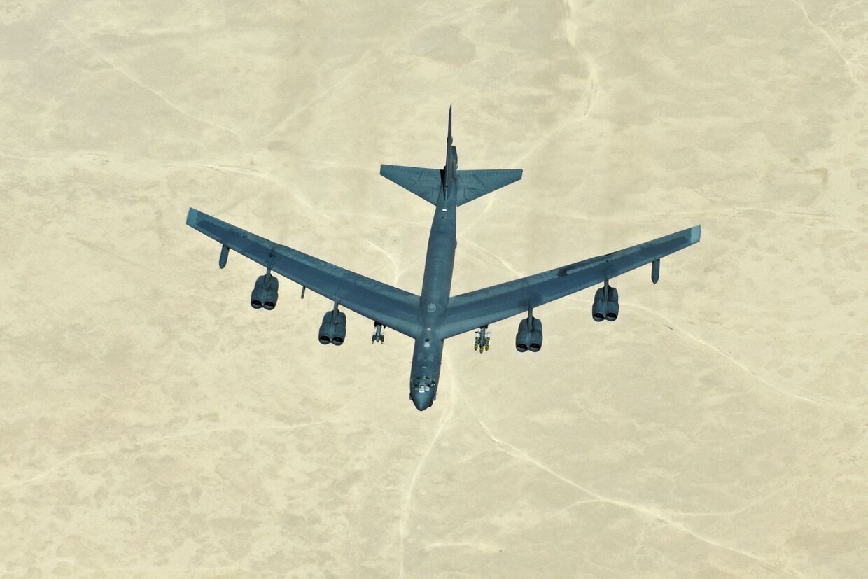 Американский стратегический бомбардировщик B-52 в небе над Сирией