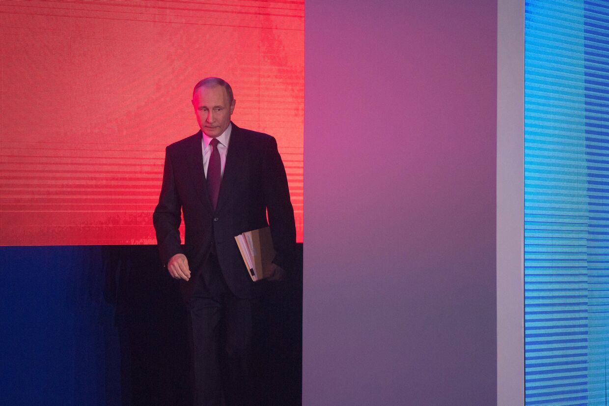 Владимир Путин перед началом выступления с ежегодным посланием Федеральному Собранию