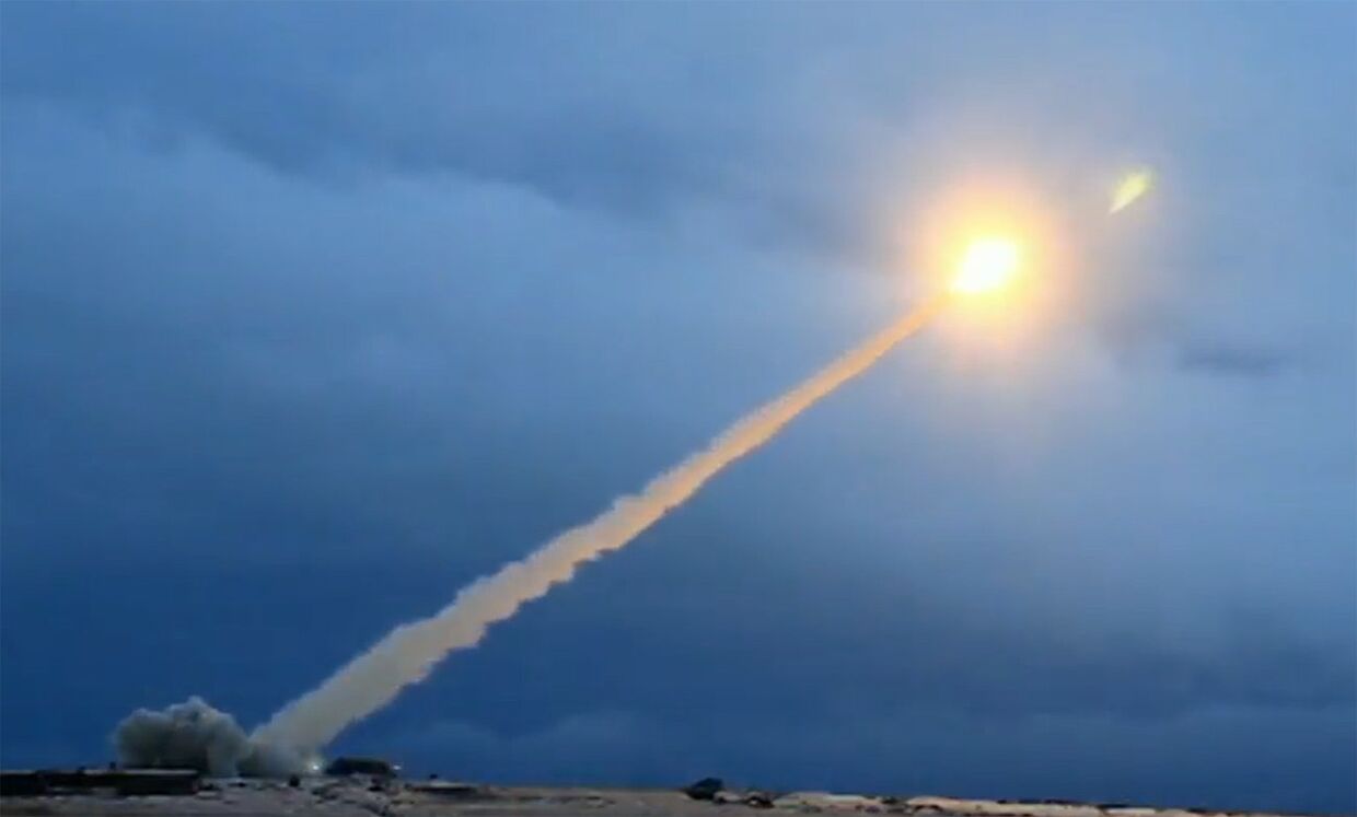 Демонстрация испытания российской крылатой ракеты неограниченной дальности с ядерной энергетической установкой во время трансляции послания президента РФ Владимира Путина Федеральному собранию