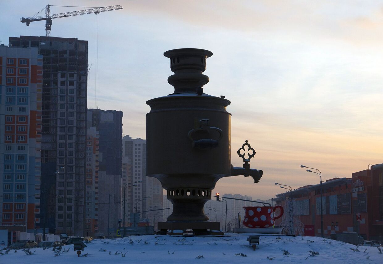 Восьмиметровая скульптура самовара в городе Мытищи Московской области