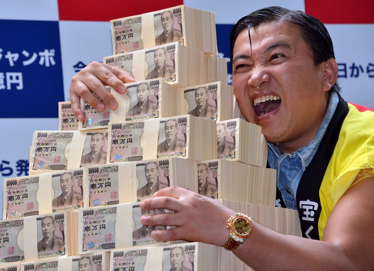 Японский комик обнимает 500 миллионов йен, предназначенных для разыгрыша в лотерее