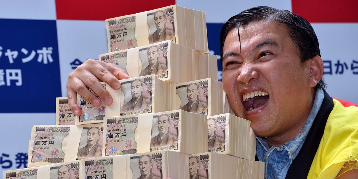 Японский комик обнимает 500 миллионов йен, предназначенных для разыгрыша в лотерее