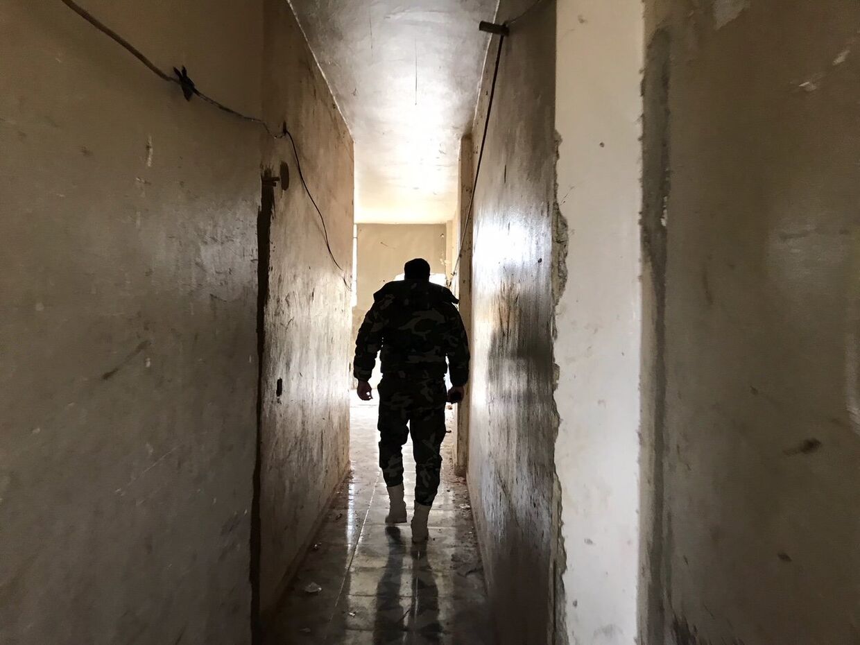 Офицер армии САР на КПП в районе гуманитарного коридора Вафидин в восточном пригороде Дамаска