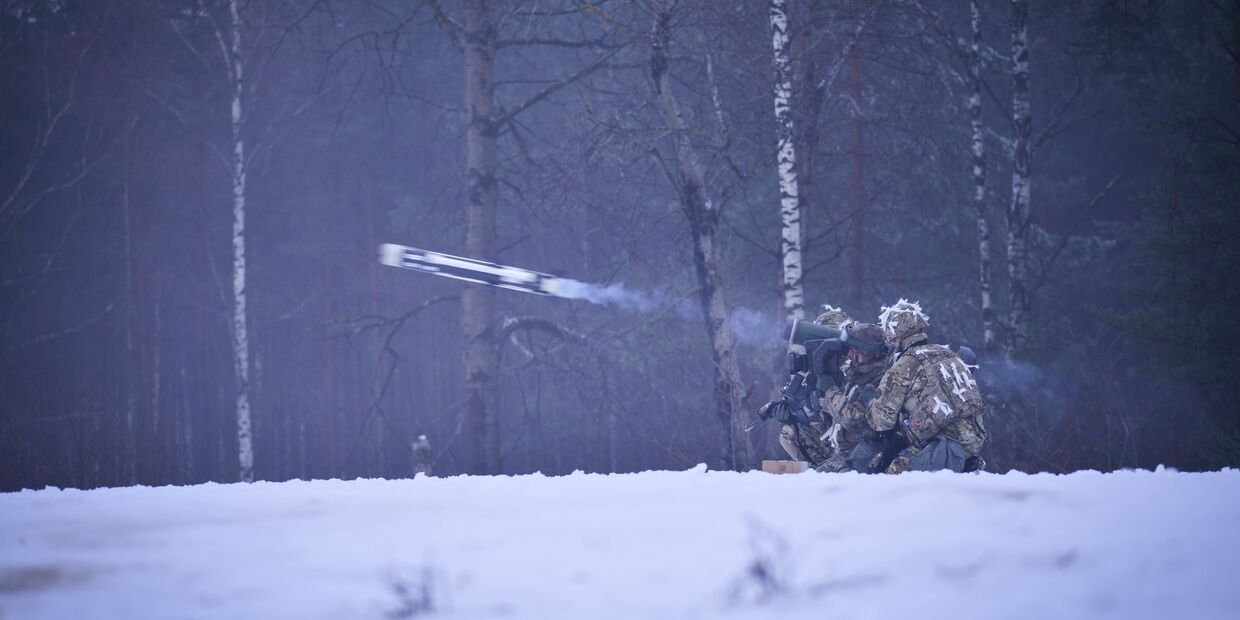 Американские военные производят выстрел из противотанкового ракетного комплекса (ПТРК) Javelin