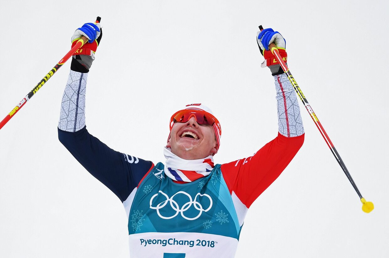 Симен Хегстад Крюгер на финише скиатлона среди мужчин в соревнованиях по лыжным гонкам на XXIII зимних Олимпийских играх в Пхенчхане. 11 февраля 2018