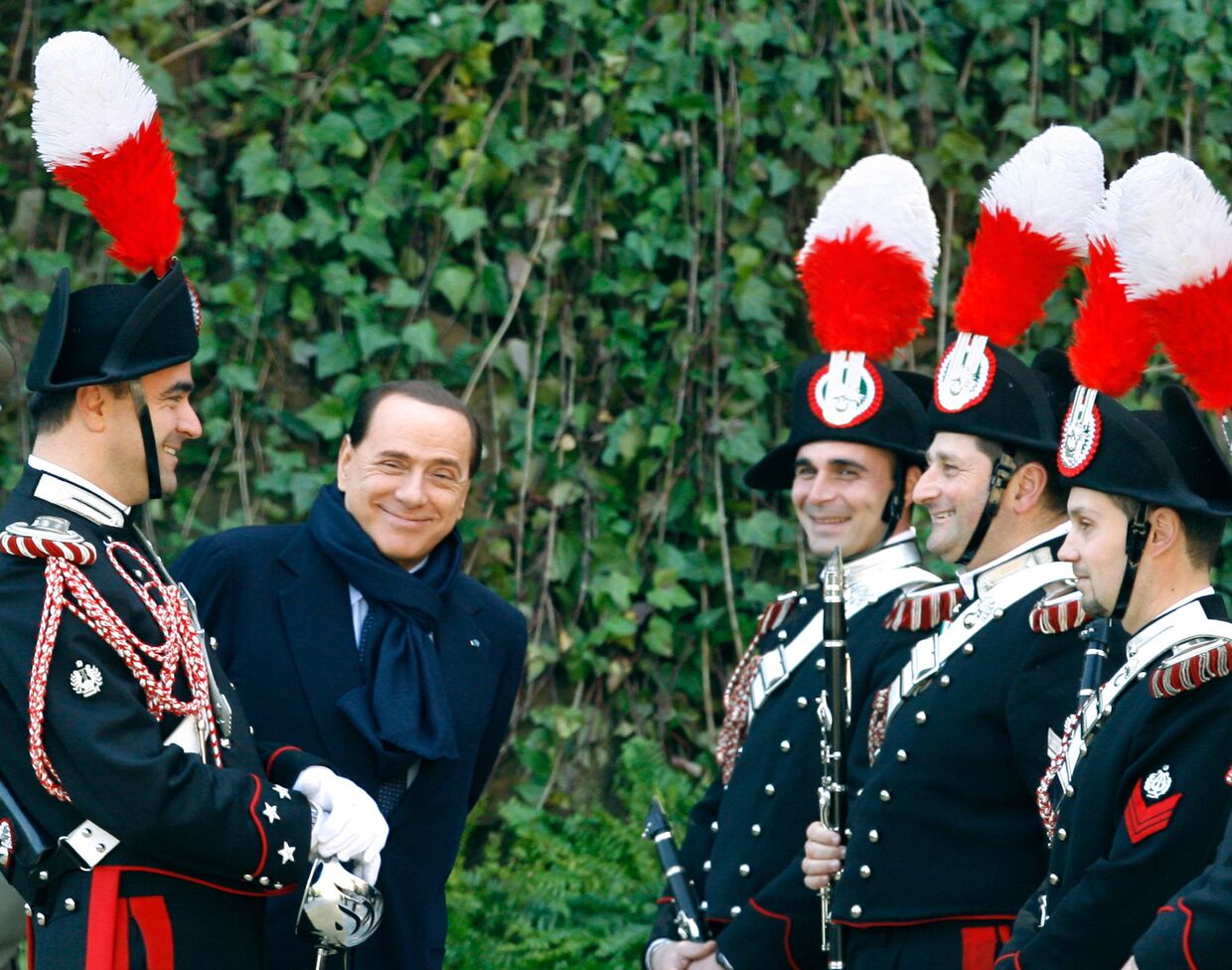 Сильвио Берлускони общается с карабинерами в Риме