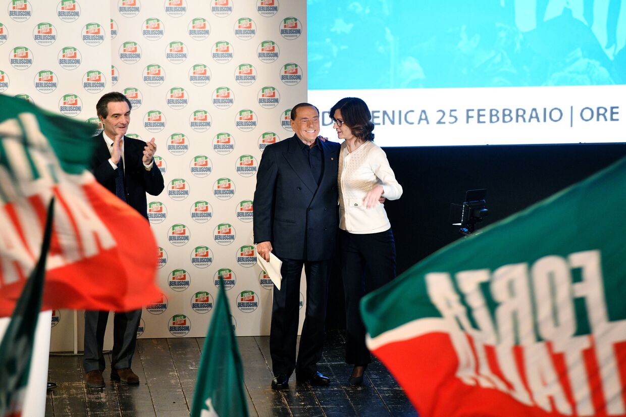 Лидер партии Forza Italia Сильвио Берлускони на предвыборном митинге в Милане