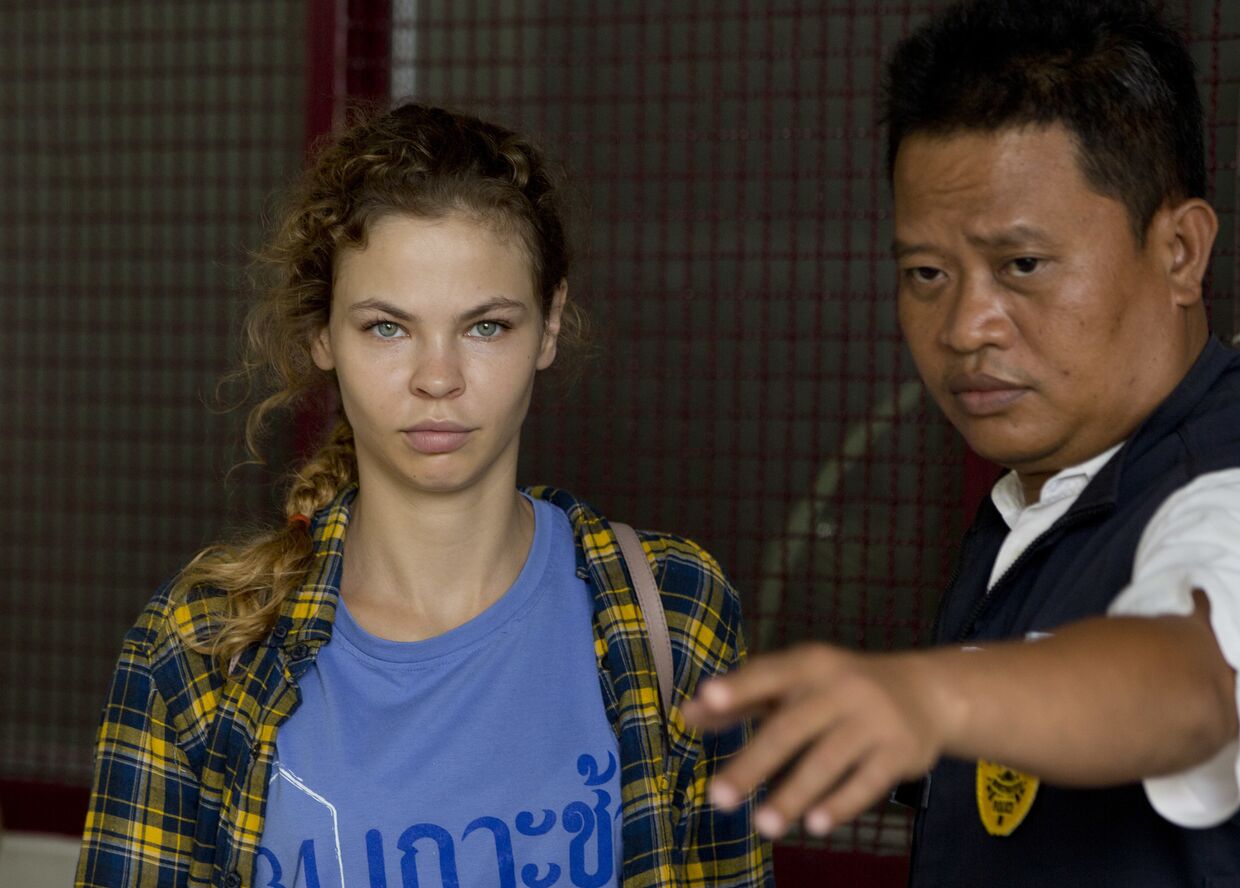 Полицейский сопровождает Анастасию Вашакуевича из центра заключения в Паттайе, Таиланд