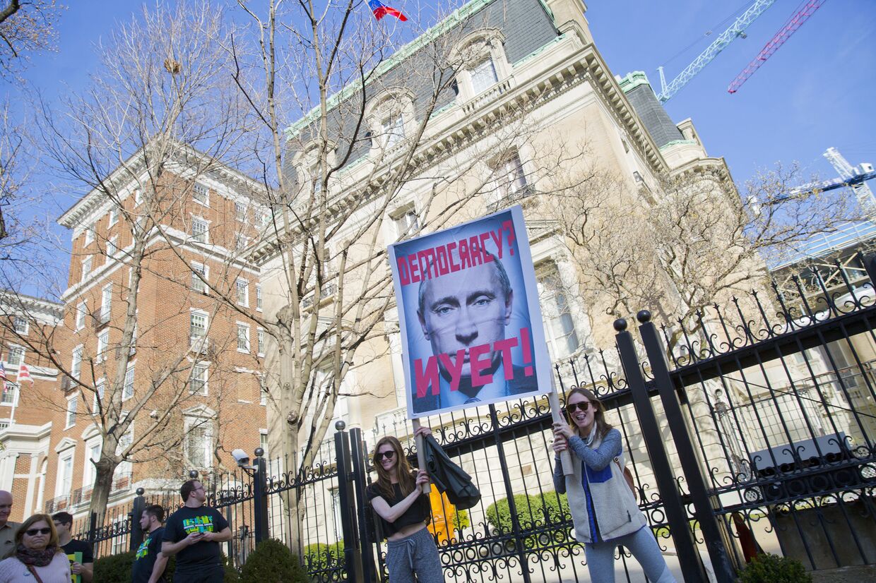 Акция протеста у Российского посольства в Вашингтоне. 20 февраля 2017