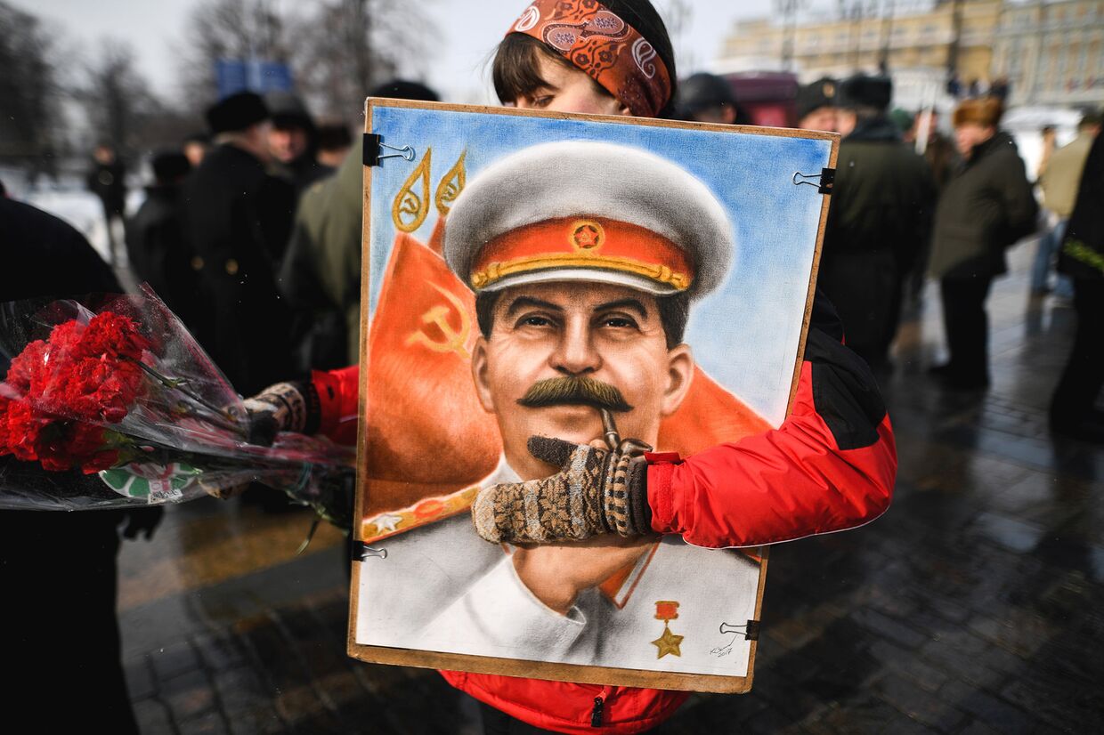 Женщина перед началом церемонии возложения цветов к могиле Иосифа Сталина