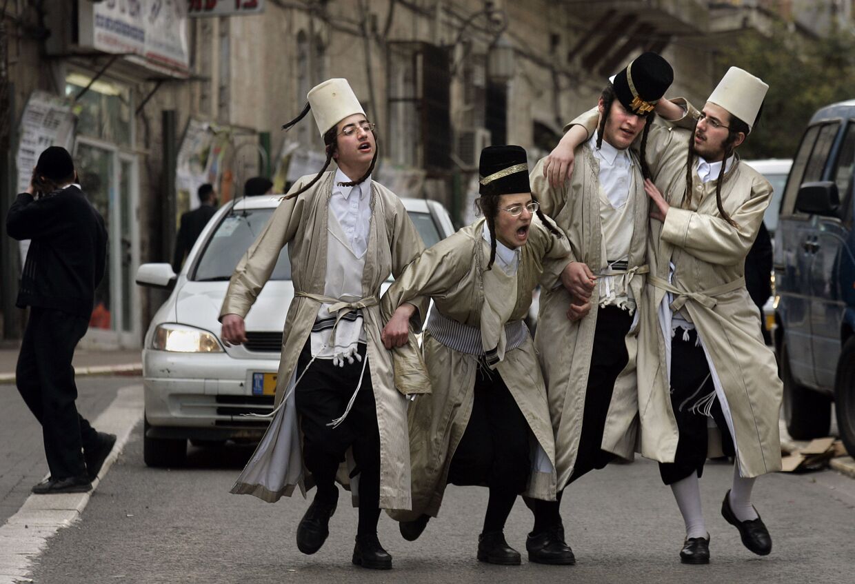 Ультраортодоксальные евреи во время праздника Пурим в Иерусалиме