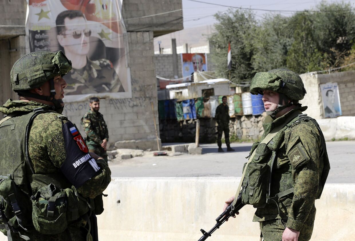Солдаты российской военной полиции на контрольно-пропускном пункте Вафидин на окраине Дамаска