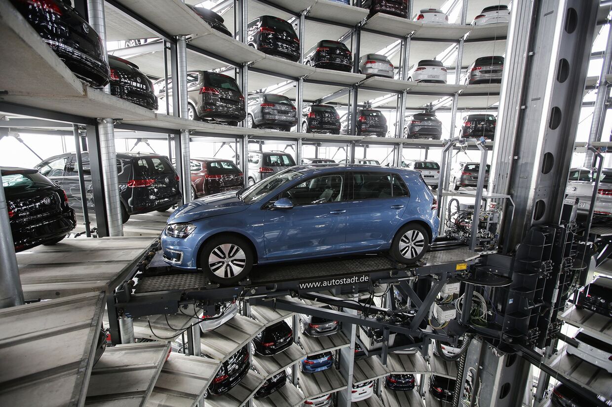 Башня доставки автомобилей на заводе немецкого автопроизводителя Volkswagen в Вольфсбурге, Германия