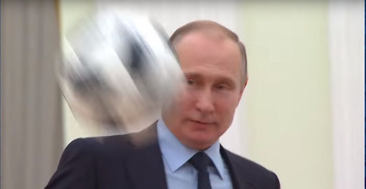 Путин играет в футбол